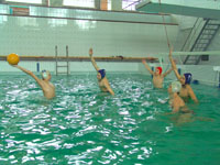 Соревнования по ватерполу в плавательном бассейне Волжского